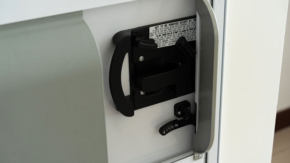 Дверь для автодома Airow Auto  – обзор и цена Door Lock